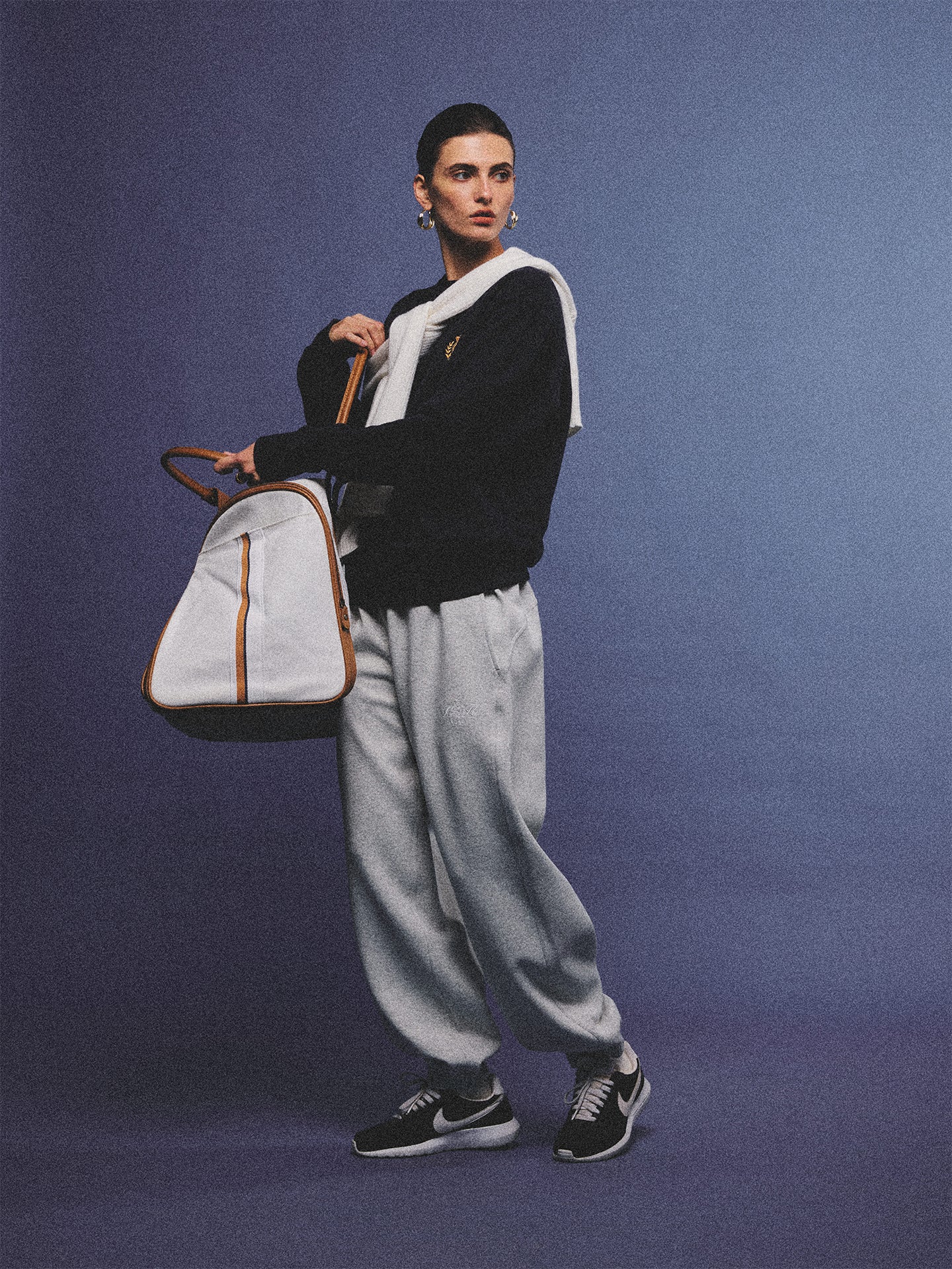 Arosris heather grey classic 100% cotton jogger sweatpants, styled with retro sneakers and layered activewear for an effortless 90s sporty-chic off-duty aesthetic.