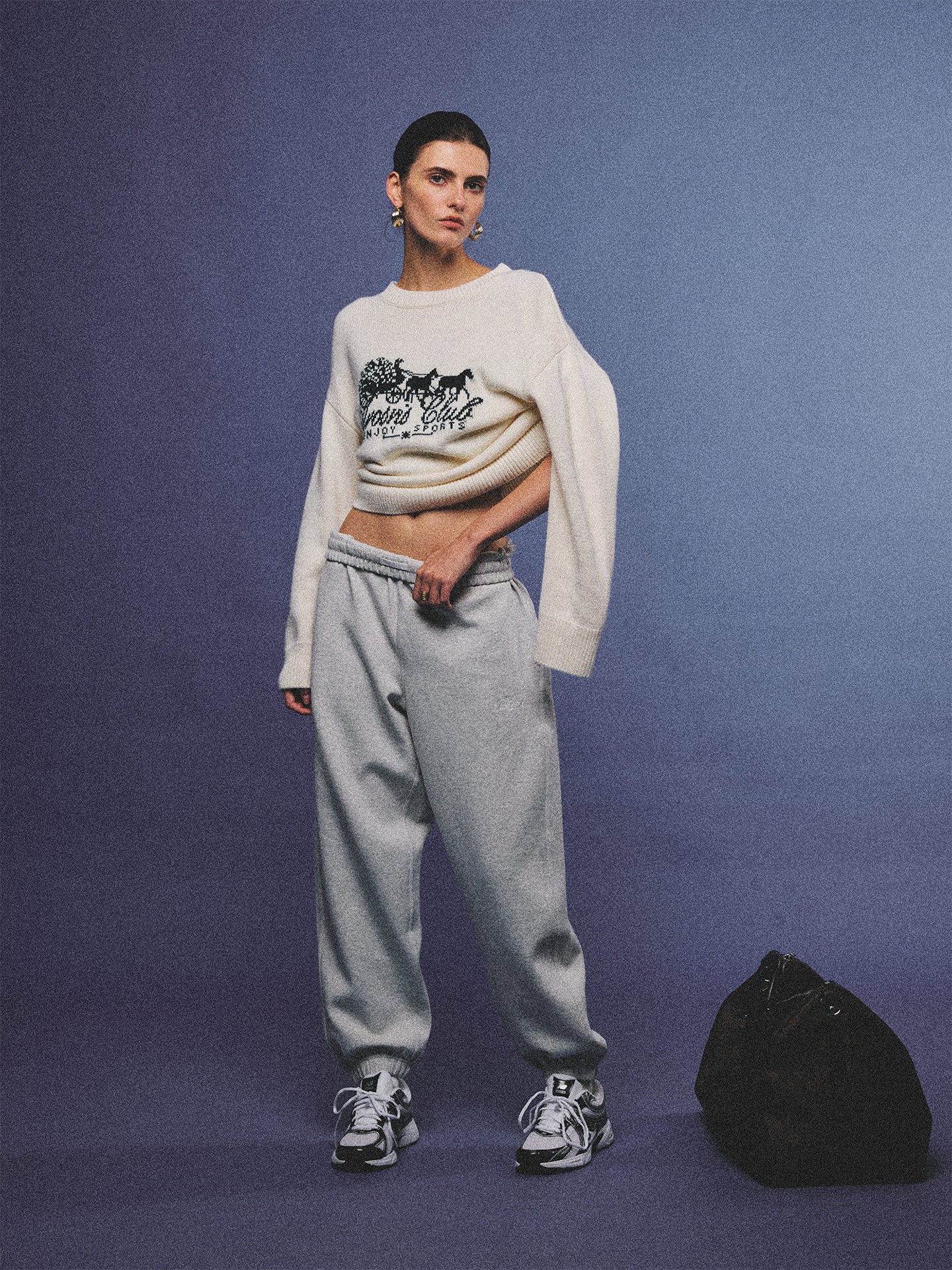 Arosris heather grey classic 100% cotton jogger sweatpants, styled with retro sneakers and layered activewear for an effortless 90s sporty-chic off-duty aesthetic.