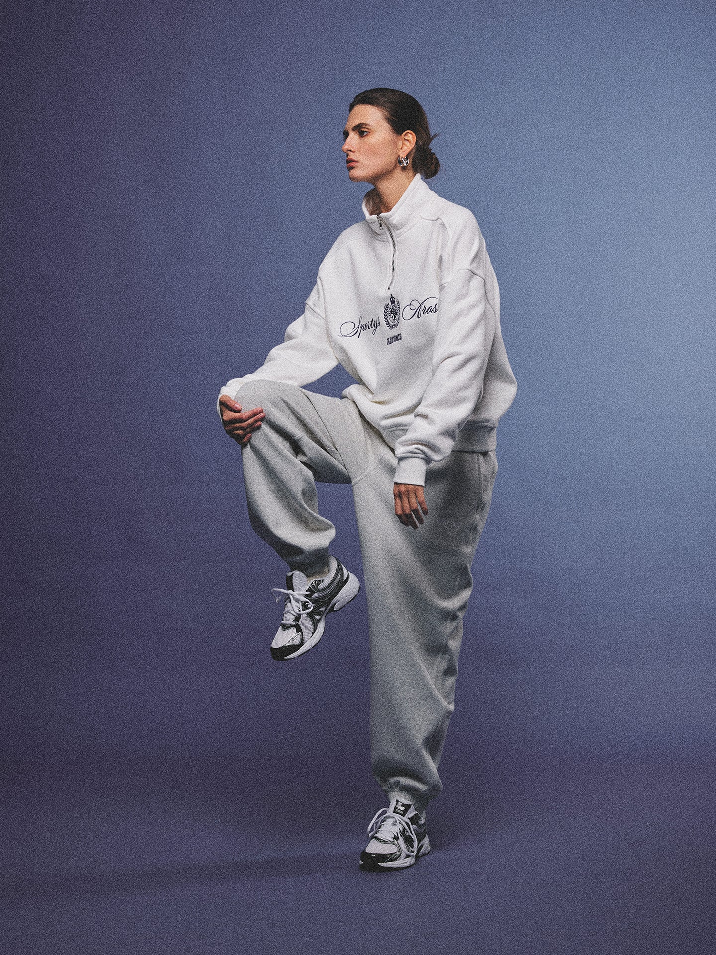Arosris heather grey classic 100% cotton jogger sweatpants, styled with retro sneakers and layered activewear for an effortless 90s sporty-chic off-duty aesthetic.