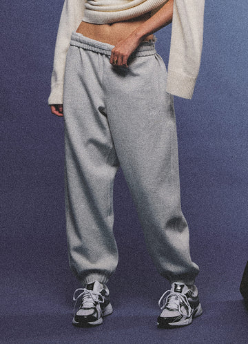 Arosris heather grey classic 100% cotton jogger sweatpants, styled with retro sneakers and layered activewear for an effortless 90s sporty-chic off-duty aesthetic.