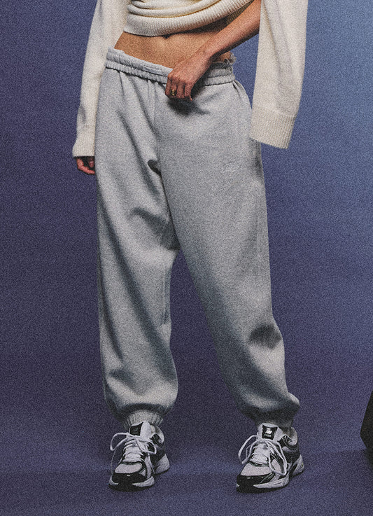 Arosris heather grey classic 100% cotton jogger sweatpants, styled with retro sneakers and layered activewear for an effortless 90s sporty-chic off-duty aesthetic.