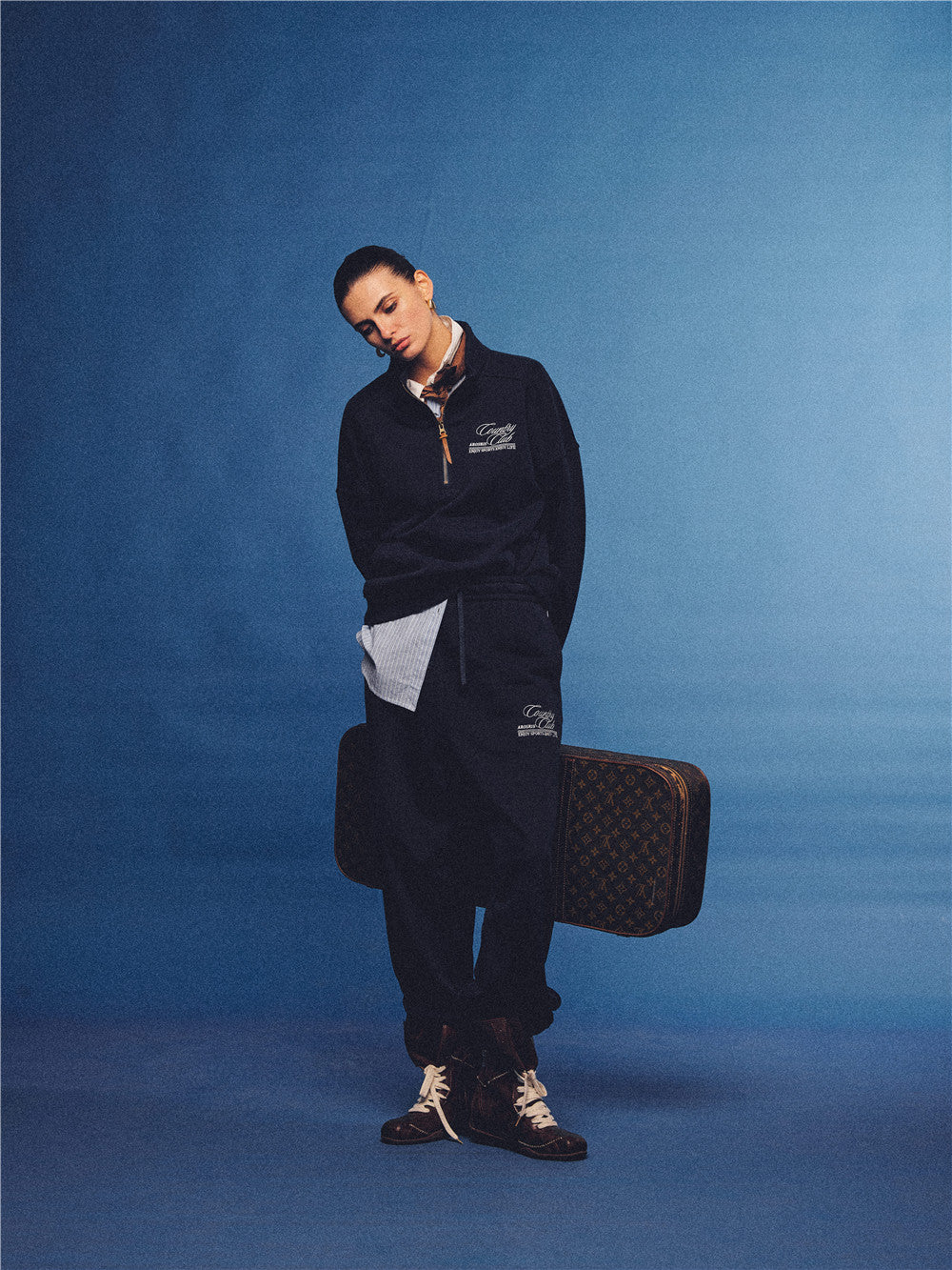 Arosris navy country club relaxed sweatpants, styled with a classic trench coat and vintage accessories for an effortless 90s sporty-rich aesthetic.