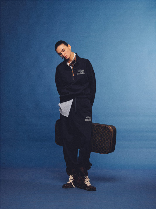 Arosris navy country club relaxed sweatpants, styled with a classic trench coat and vintage accessories for an effortless 90s sporty-rich aesthetic.