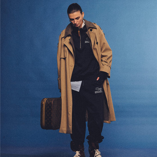 Arosris navy country club relaxed sweatpants, styled with a classic trench coat and vintage accessories for an effortless 90s sporty-rich aesthetic.
