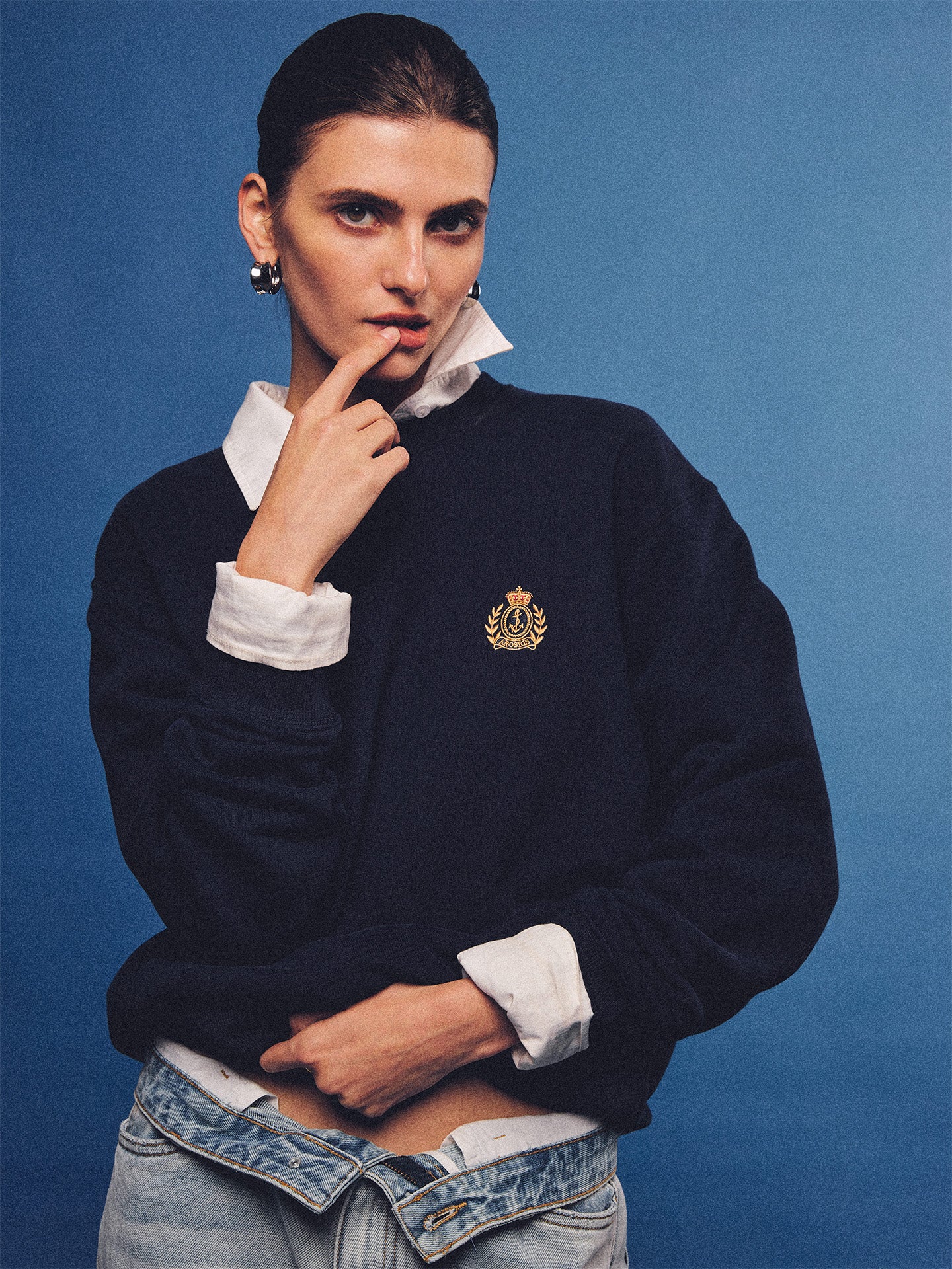 Arosris navy offshore crest crewneck sweatshirt with gold embroidery, styled with vintage accessories for an effortless 90s sporty-rich country club aesthetic.
