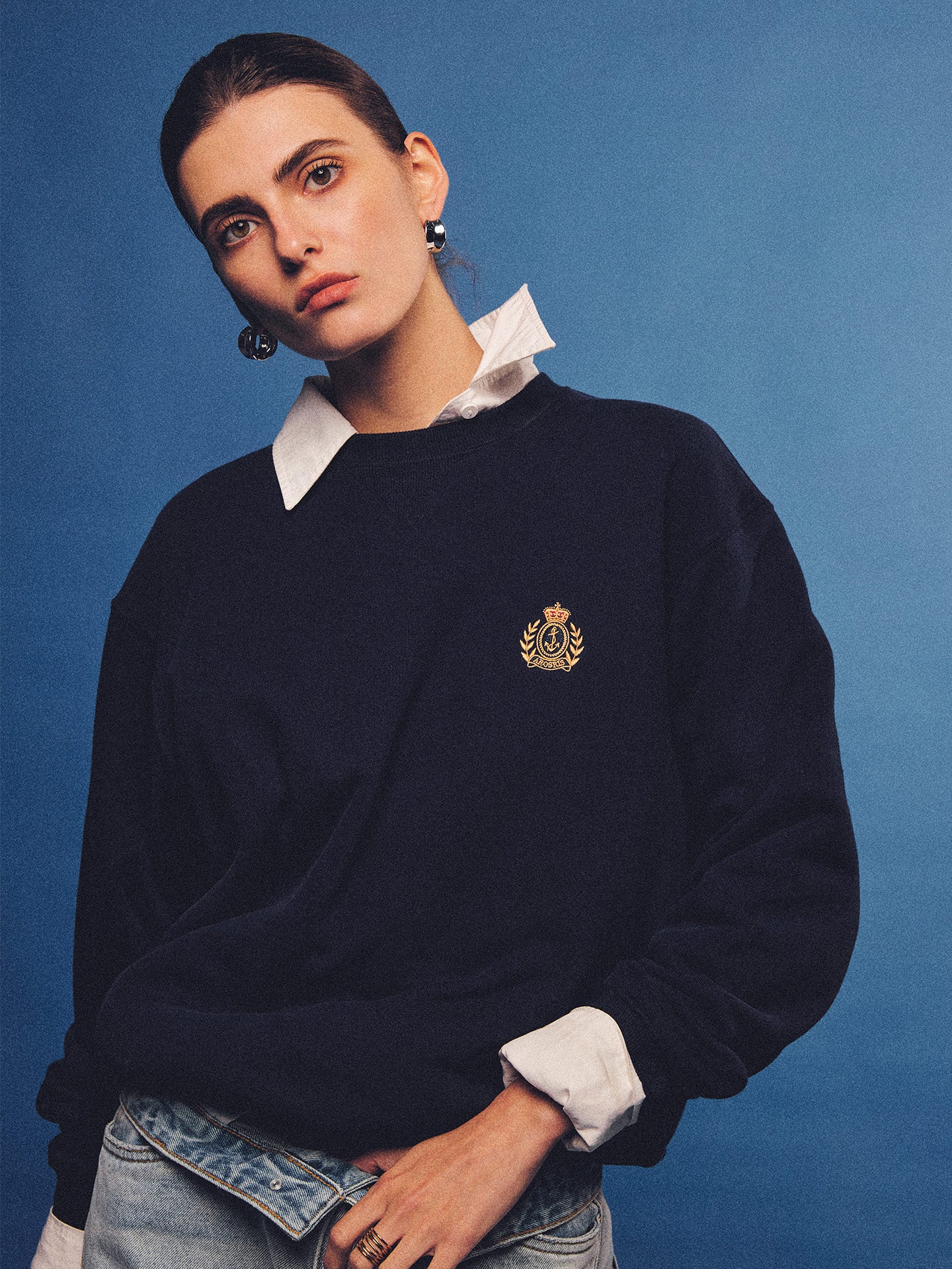 Arosris navy offshore crest crewneck sweatshirt with gold embroidery, styled with vintage accessories for an effortless 90s sporty-rich country club aesthetic.
