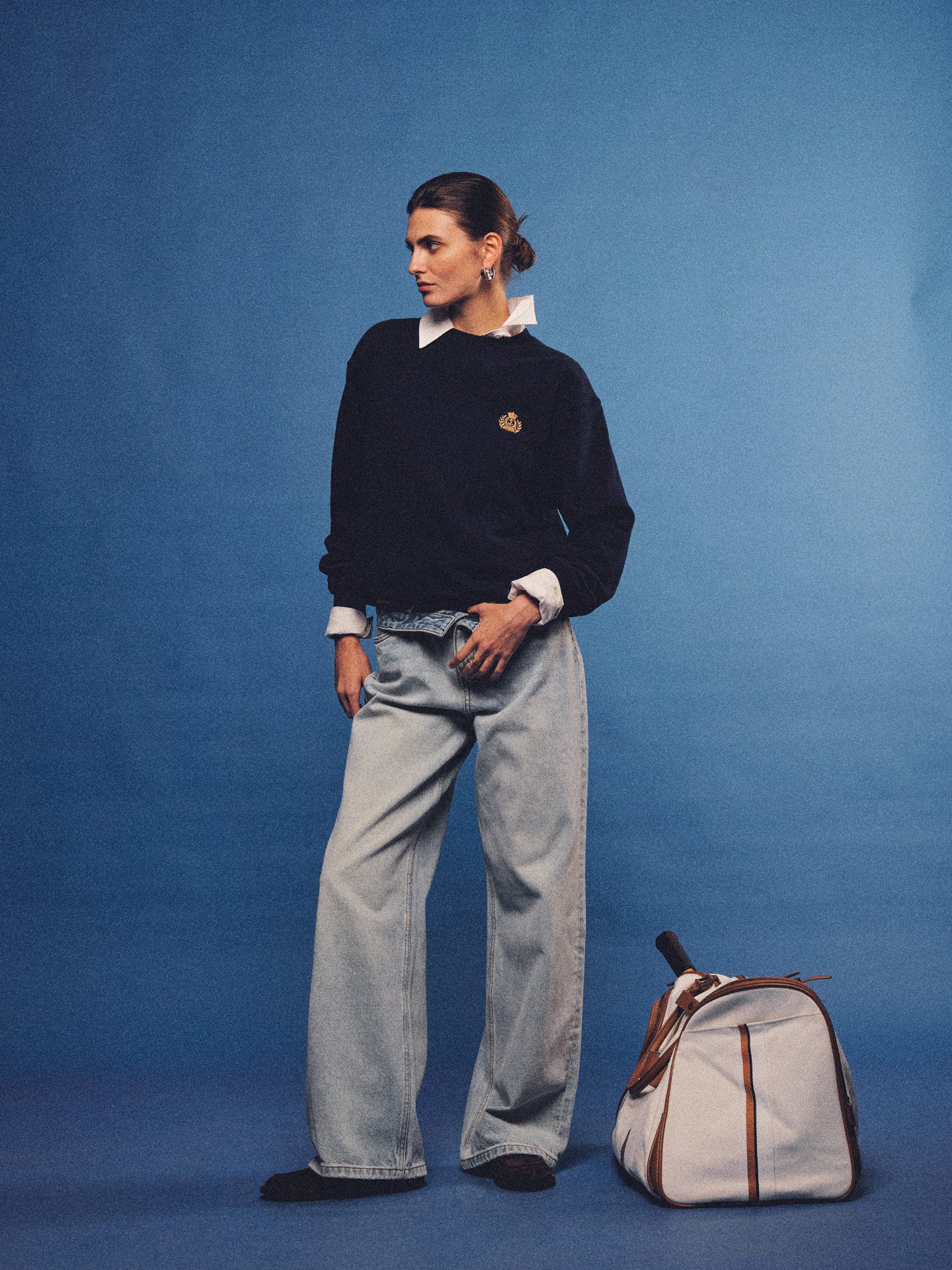 Arosris navy offshore crest crewneck sweatshirt with gold embroidery, styled with vintage accessories for an effortless 90s sporty-rich country club aesthetic.