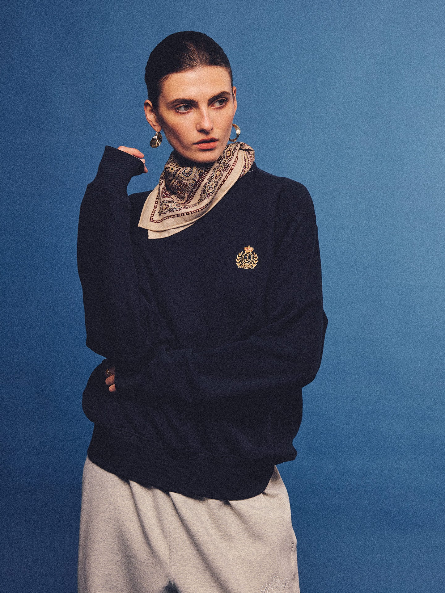 Arosris navy offshore crest crewneck sweatshirt with gold embroidery, styled with vintage accessories for an effortless 90s sporty-rich country club aesthetic.