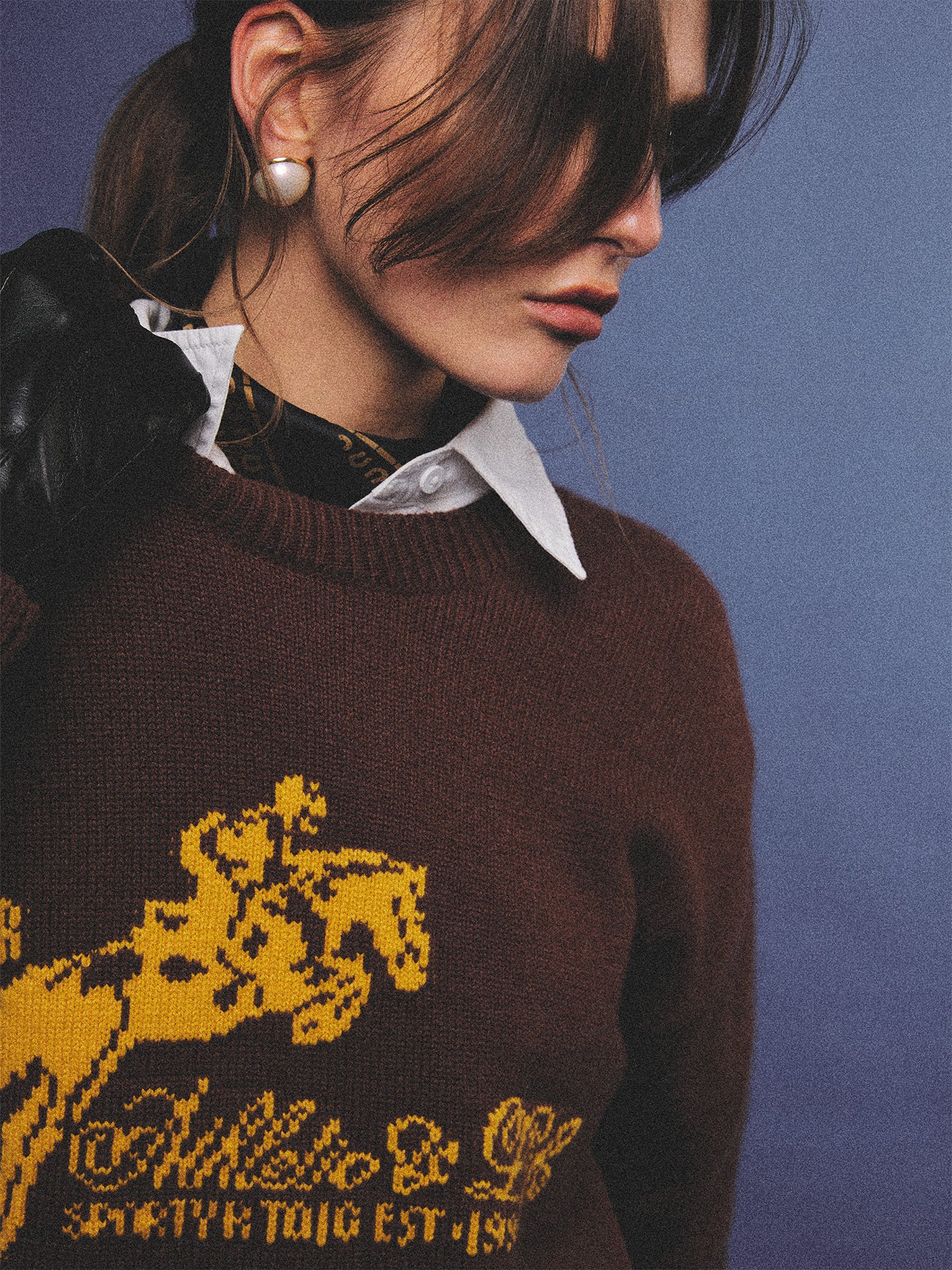 Arosris country saddle brown equestrian club cashmere sweater featuring a distinctive yellow vintage horse jacquard graphic on a premium knit texture, styled for an effortless 90s old money country estate aesthetic.