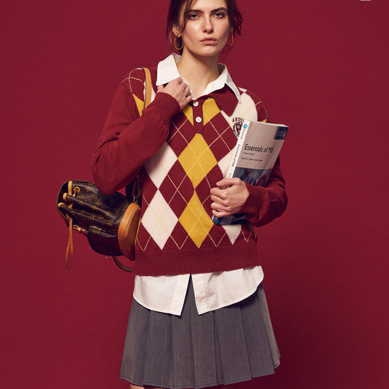 Part of The Ivy Archive. Master the 90s preppy aesthetic with our 100% sheep wool argyle polo sweater, featuring a classic collegiate pattern and crest embroidery.