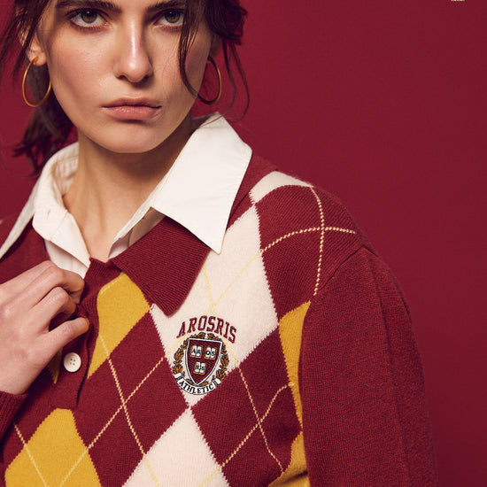 Part of The Ivy Archive. Master the 90s preppy aesthetic with our 100% sheep wool argyle polo sweater, featuring a classic collegiate pattern and crest embroidery.