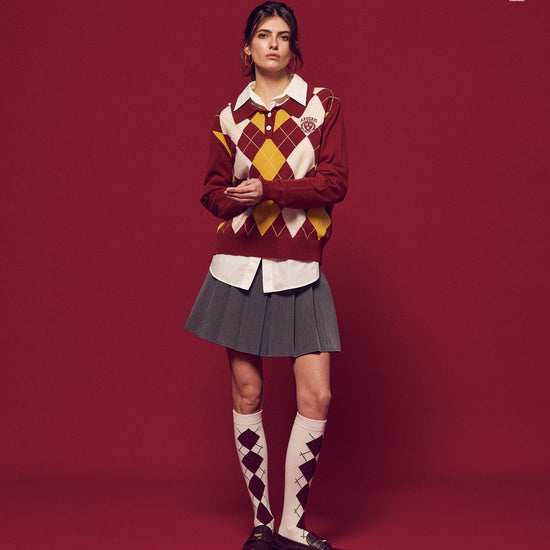 Part of The Ivy Archive. Master the 90s preppy aesthetic with our 100% sheep wool argyle polo sweater, featuring a classic collegiate pattern and crest embroidery.
