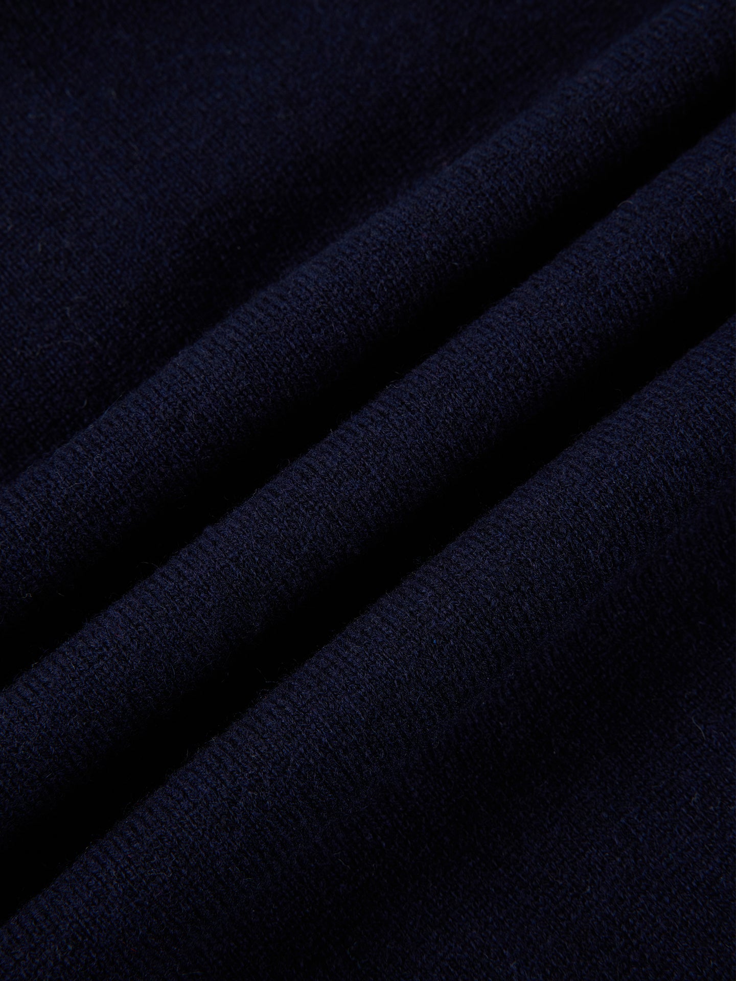 Part of The Ivy Archive. Master the 90s preppy aesthetic with our 100% sheep wool argyle polo sweater, featuring a classic collegiate pattern and crest embroidery.