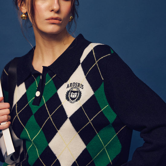 Part of The Ivy Archive. Master the 90s preppy aesthetic with our 100% sheep wool argyle polo sweater, featuring a classic collegiate pattern and crest embroidery.