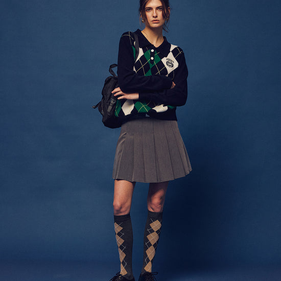Part of The Ivy Archive. Master the 90s preppy aesthetic with our 100% sheep wool argyle polo sweater, featuring a classic collegiate pattern and crest embroidery.
