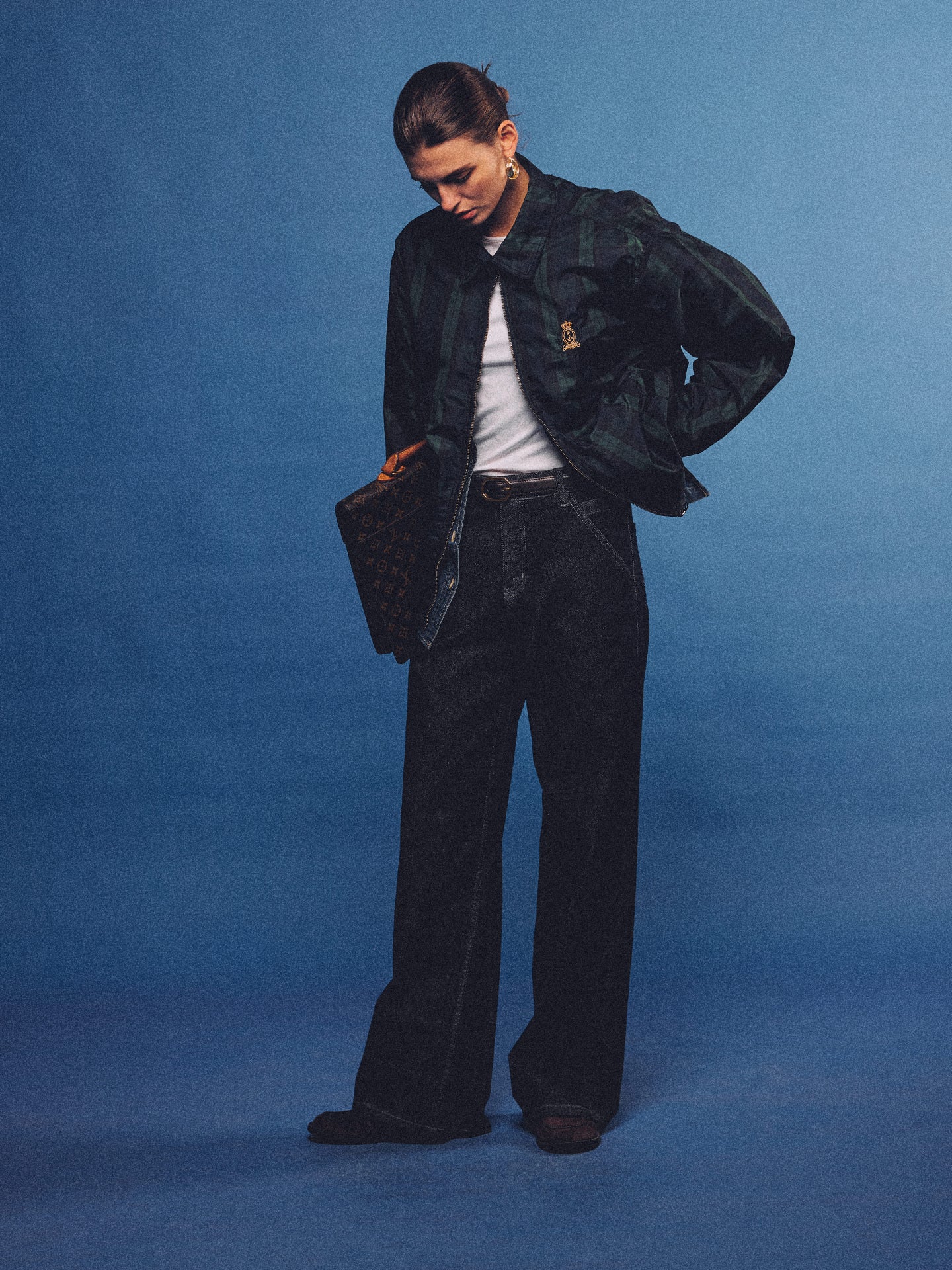 Arosris offshore high-rise wide-leg jeans in vintage indigo, styled with a classic jacket and accessories for an effortless 90s retro look.