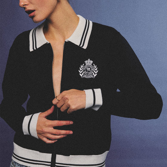 Arosris royal sapphire blue retro zip-up polo knit featuring a contrast tipped collar and vintage tennis club crest, elegantly styled for an effortless 90s old money tenniscore aesthetic.