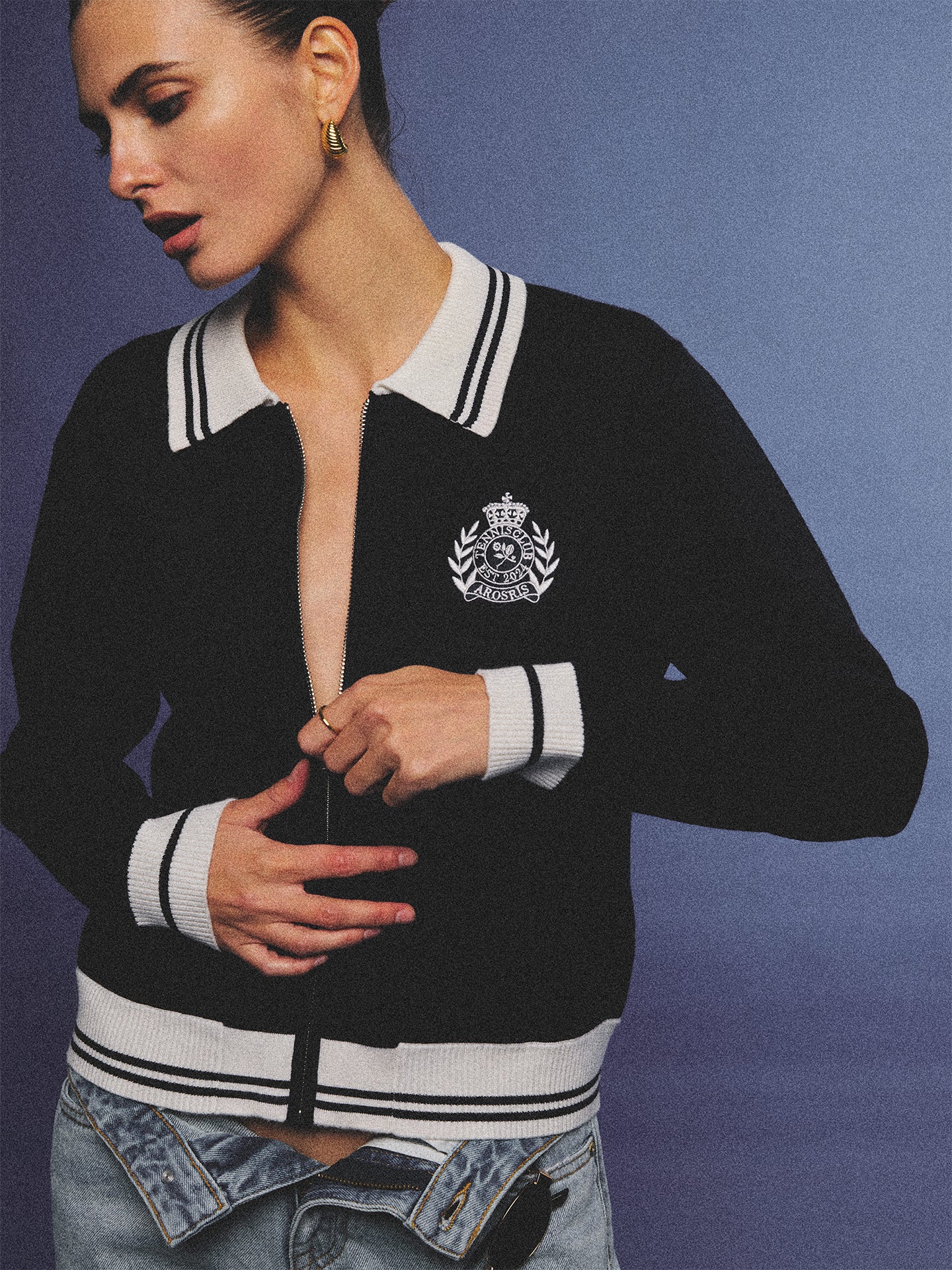 Arosris royal sapphire blue retro zip-up polo knit featuring a contrast tipped collar and vintage tennis club crest, elegantly styled for an effortless 90s old money tenniscore aesthetic.