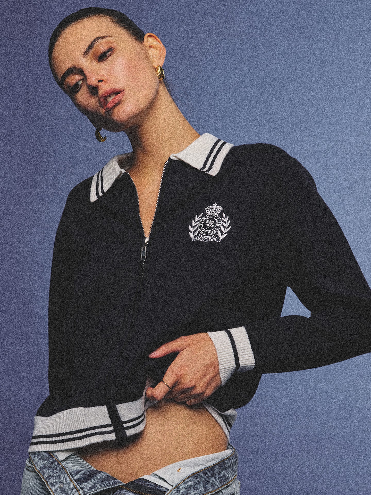 Arosris royal sapphire blue retro zip-up polo knit featuring a contrast tipped collar and vintage tennis club crest, elegantly styled for an effortless 90s old money tenniscore aesthetic.