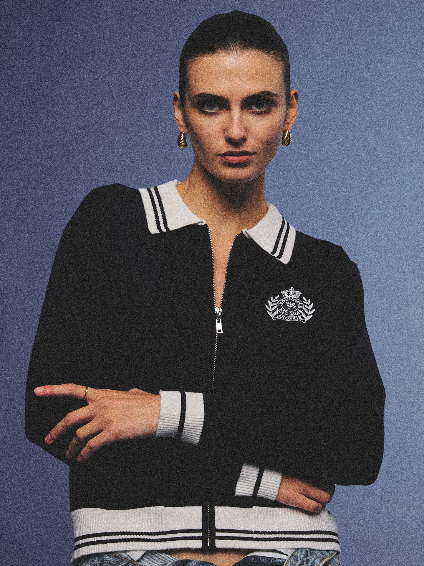 Arosris royal sapphire blue retro zip-up polo knit featuring a contrast tipped collar and vintage tennis club crest, elegantly styled for an effortless 90s old money tenniscore aesthetic.