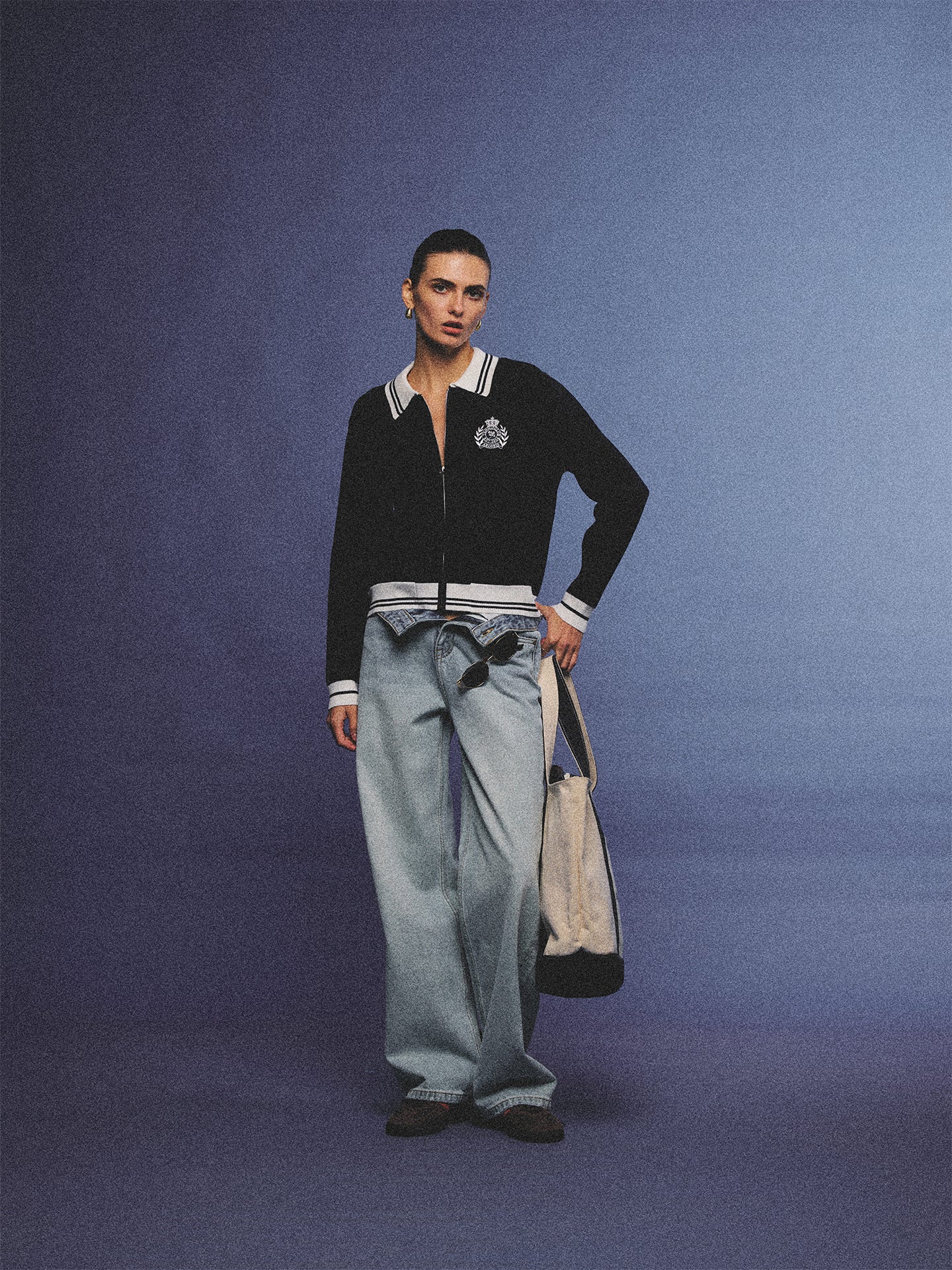 Arosris royal sapphire blue retro zip-up polo knit featuring a contrast tipped collar and vintage tennis club crest, elegantly styled for an effortless 90s old money tenniscore aesthetic.